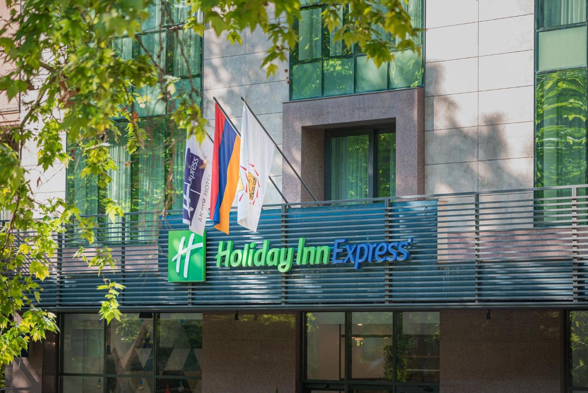 Holiday Inn Express - Yerevan, An Ihg Hotel Екстер'єр фото