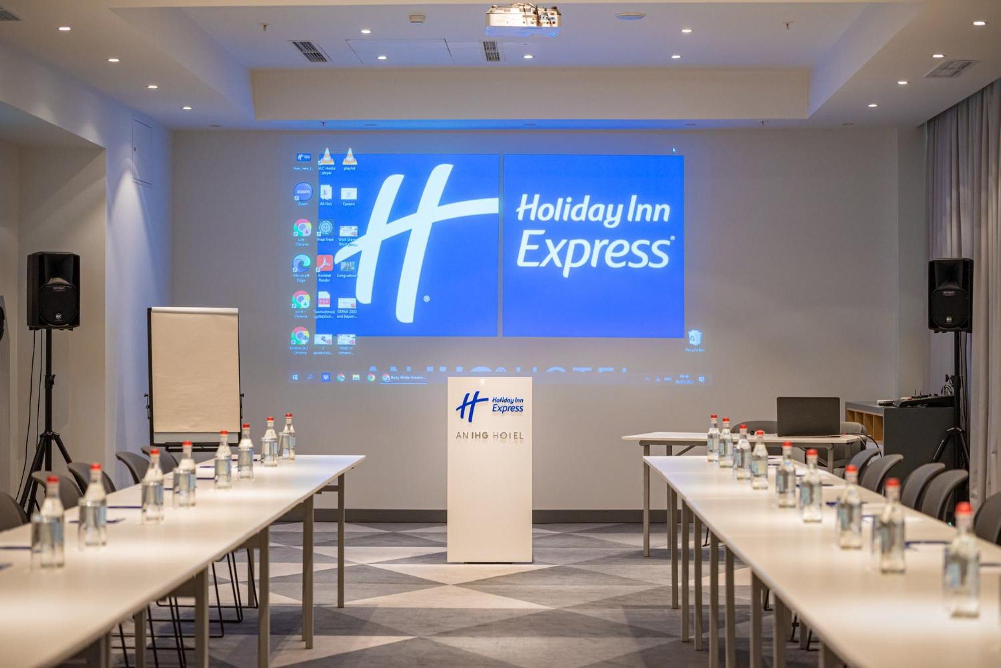 Holiday Inn Express - Yerevan, An Ihg Hotel Екстер'єр фото