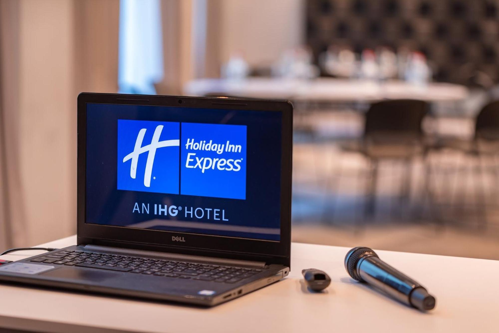 Holiday Inn Express - Yerevan, An Ihg Hotel Екстер'єр фото