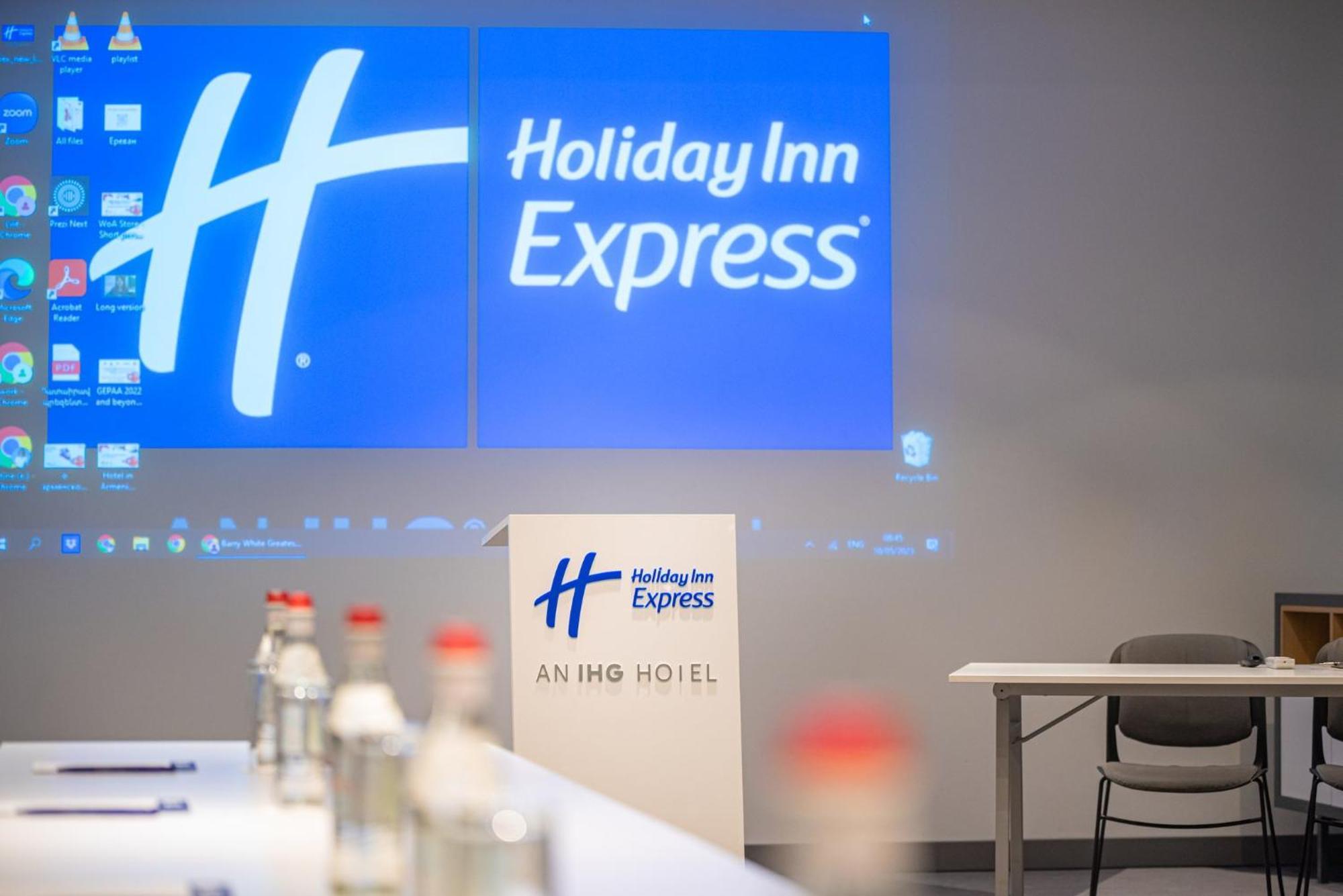 Holiday Inn Express - Yerevan, An Ihg Hotel Екстер'єр фото